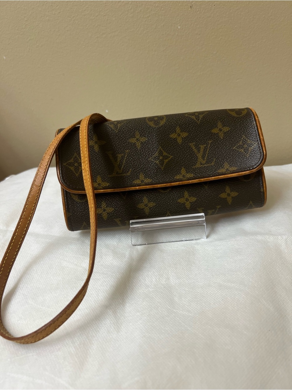 Louis Vuitton Authentic Monogram Crossbody EUC - Picture 6 of 13